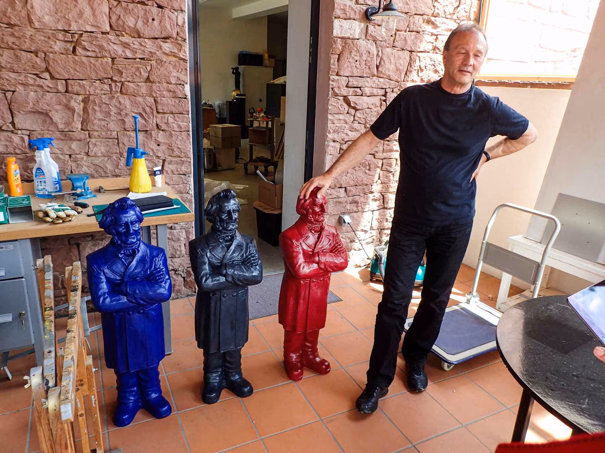 Prof. Ottmar Hörl bei der Vorstellung der ersten drei Original-Friedrich-Harkort-Skulpturen in seinem Atelier Wertheim