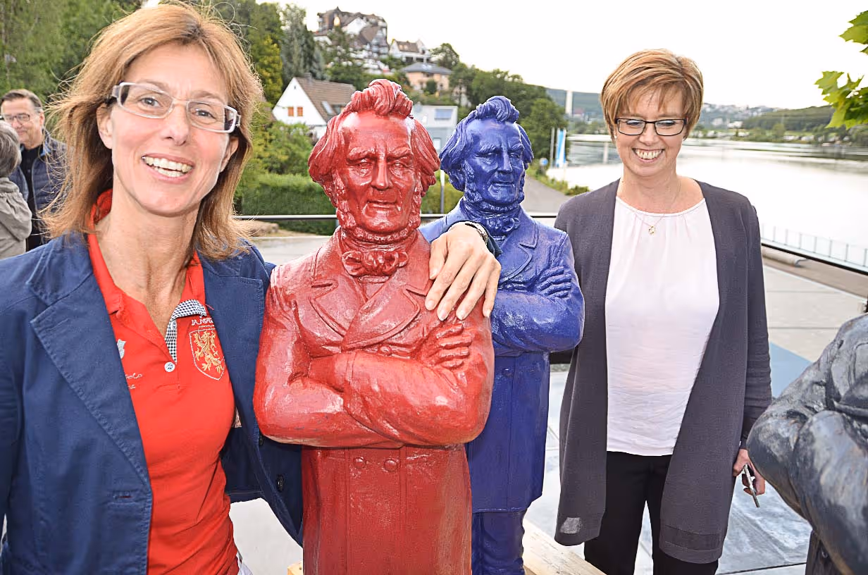 Gäste mit der roten Harkort Skulptur