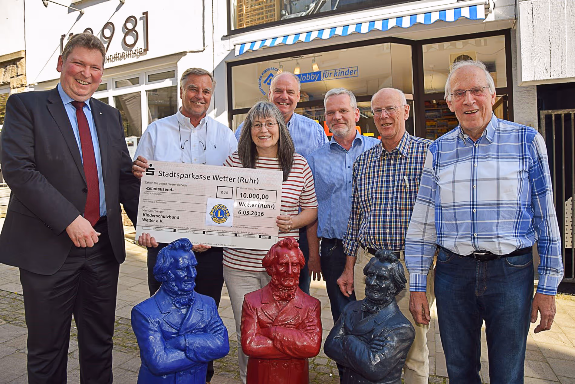 v.l.n.r.: Frank Hasenberg (Bürgermeister Stadt Wetter (Ruhr) - Dr. Helmut Franzen (MeinFriedrich-Activity-Beauftragter Lions Club Wetter (Ruhr) LCW - Birgit Geis (Vorstandsvorsitzende DKSB Wetter e.V.) - Markus Goedecke (Präsident LCW) - Volker Sabel (LCW) - Dr. Peter Götz (Vorstandsvorsitzender Lions Förderverein Wetter (Ruhr) e.V. - Harro Gehrke (Sekretär LCW) Quelle: WAZ-Lokalredaktion Wetter-Herdecke | Fotograph: Steffen Gerber