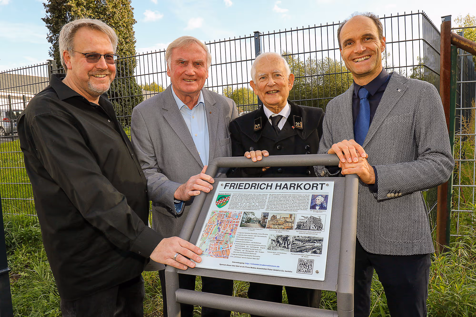 Knabenchor-Leiter Jost Salm - Bezirksbürgermeister Hombruch Hans Semmler - Industriehistoriker Tilo Cramm - Sponsor Dr. Dr. Richard Ammer Foto: Peter Otworowski