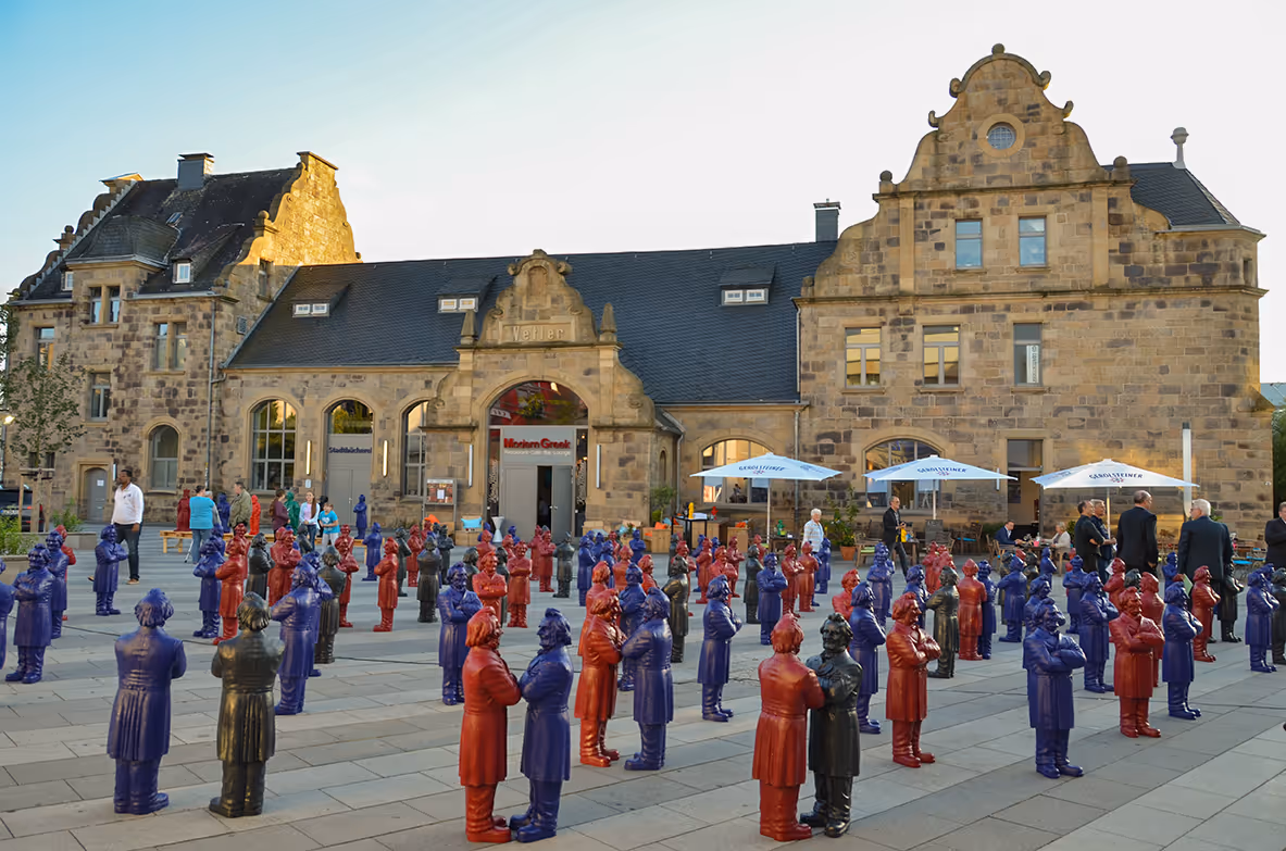 Installation mit 125 Friedrich-Harkort-Skulpturen auf dem Bahnhofsplatz am 28.09.2015 in Wetter (Ruhr)