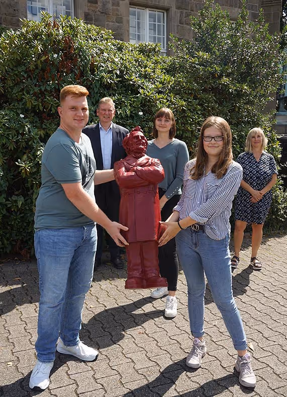 Begrüßung mit Friedrich: Bürgermeister Frank Hasenberg und Ausbildungsleiterin Anna Münnix freuen sich über die neuen Auszubildenden Marlene Kraft, Katharina Schmal (vorne, rechts) und Dennis Faber