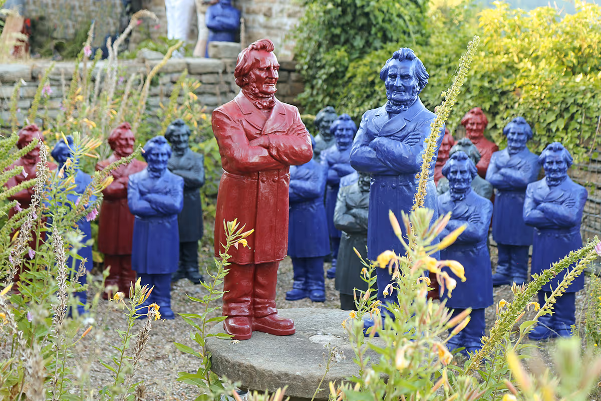 Friedrich-Harkort-Skulpturen im Garten des Pfarrhauses der Ev. Ref. Kirchengemeinde Wetter-Freiheit Foto: Günter Lehn